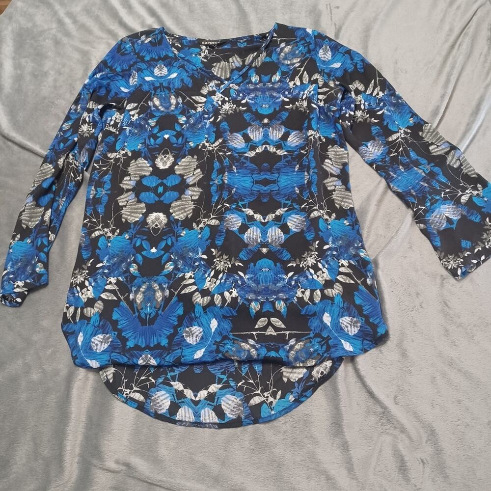 Express Shirt Womens Medium Black Blue Flower Floral Lightweight High Low Blouse